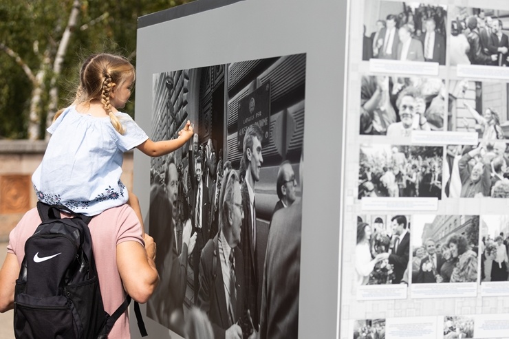 Brīvības laukumā atklāj Latvijas neatkarības atjaunošanas trīsdesmitgadei veltītu lielformāta fotoizstādi Brīvības laukumā atklāj Latvijas neatkarības atjaunošanas trīsdesmitgadei veltītu lielformāta fotoizstādi 289060