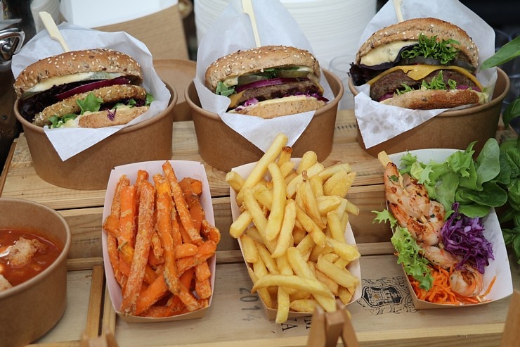 «Burger Battle» pirmo reizi Latvijā, «Via Jurmala Outlet Village», nosaka uzvarētāju - Viktors Ravdive (Resto-Rātors) «Burger Battle» pirmo reizi Latvijā, «Via Jurmala Outlet Village», nosaka uzvarētāju - Viktors Ravdive (Resto-Rātors) 289123