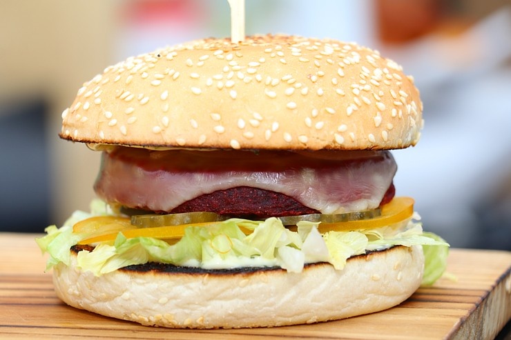 «Burger Battle» pirmo reizi Latvijā, «Via Jurmala Outlet Village», nosaka uzvarētāju - Viktors Ravdive (Resto-Rātors) «Burger Battle» pirmo reizi Latvijā, «Via Jurmala Outlet Village», nosaka uzvarētāju - Viktors Ravdive (Resto-Rātors) 289124