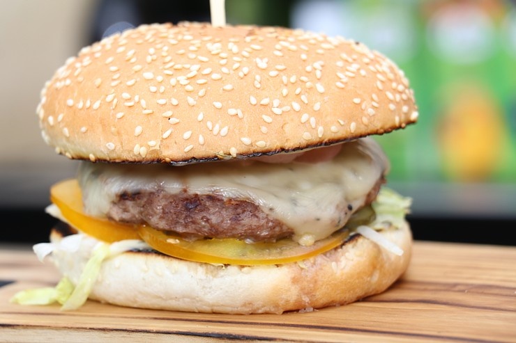 «Burger Battle» pirmo reizi Latvijā, «Via Jurmala Outlet Village», nosaka uzvarētāju - Viktors Ravdive (Resto-Rātors) «Burger Battle» pirmo reizi Latvijā, «Via Jurmala Outlet Village», nosaka uzvarētāju - Viktors Ravdive (Resto-Rātors) 289125