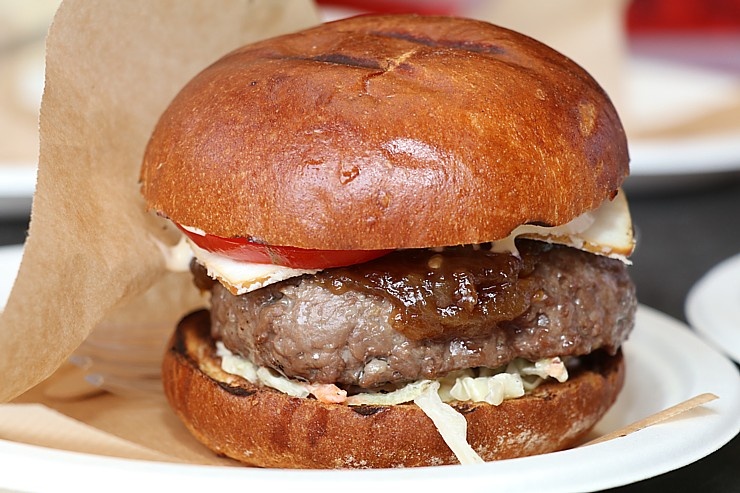 «Burger Battle» pirmo reizi Latvijā, «Via Jurmala Outlet Village», nosaka uzvarētāju - Viktors Ravdive (Resto-Rātors) «Burger Battle» pirmo reizi Latvijā, «Via Jurmala Outlet Village», nosaka uzvarētāju - Viktors Ravdive (Resto-Rātors) 289130