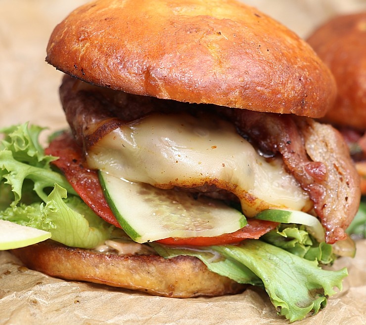 «Burger Battle» pirmo reizi Latvijā, «Via Jurmala Outlet Village», nosaka uzvarētāju - Viktors Ravdive (Resto-Rātors) «Burger Battle» pirmo reizi Latvijā, «Via Jurmala Outlet Village», nosaka uzvarētāju - Viktors Ravdive (Resto-Rātors) 289132