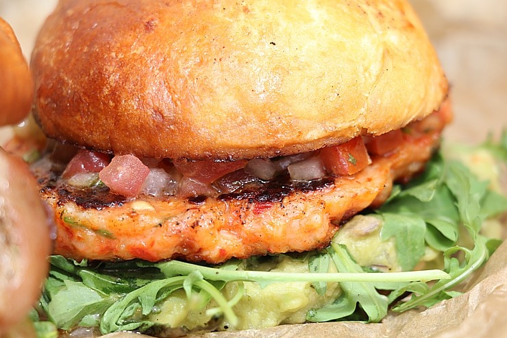 «Burger Battle» pirmo reizi Latvijā, «Via Jurmala Outlet Village», nosaka uzvarētāju - Viktors Ravdive (Resto-Rātors) «Burger Battle» pirmo reizi Latvijā, «Via Jurmala Outlet Village», nosaka uzvarētāju - Viktors Ravdive (Resto-Rātors) 289133