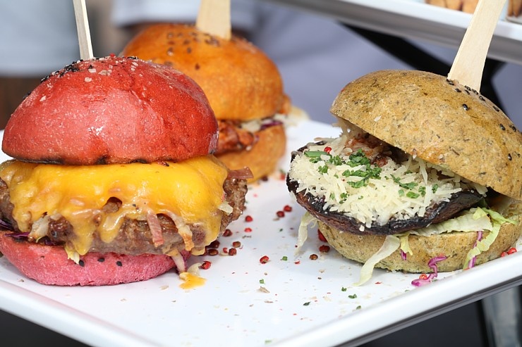 «Burger Battle» pirmo reizi Latvijā, «Via Jurmala Outlet Village», nosaka uzvarētāju - Viktors Ravdive (Resto-Rātors) «Burger Battle» pirmo reizi Latvijā, «Via Jurmala Outlet Village», nosaka uzvarētāju - Viktors Ravdive (Resto-Rātors) 289135