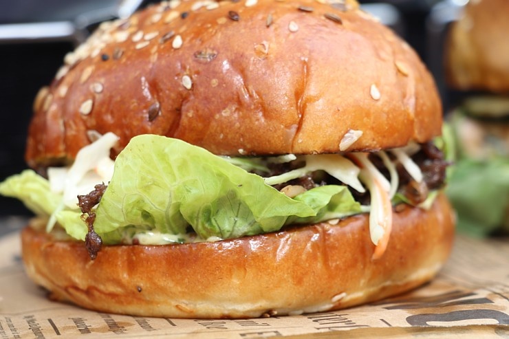 «Burger Battle» pirmo reizi Latvijā, «Via Jurmala Outlet Village», nosaka uzvarētāju - Viktors Ravdive (Resto-Rātors) «Burger Battle» pirmo reizi Latvijā, «Via Jurmala Outlet Village», nosaka uzvarētāju - Viktors Ravdive (Resto-Rātors) 289137