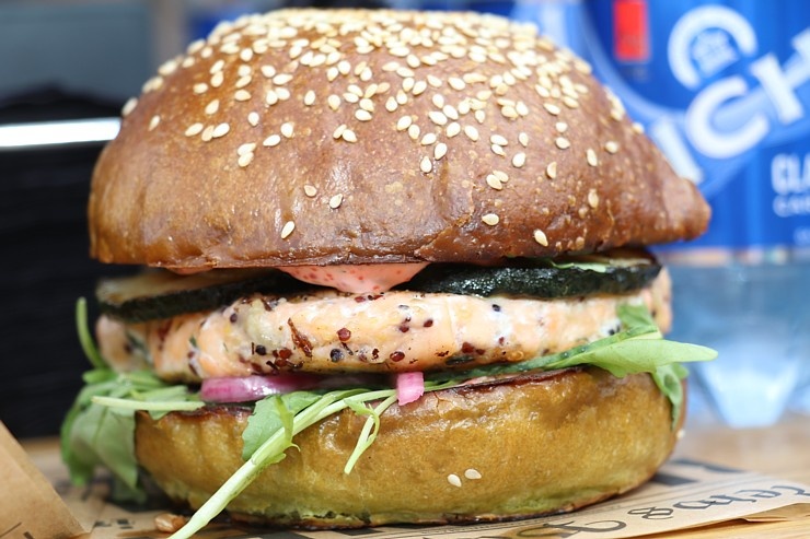 «Burger Battle» pirmo reizi Latvijā, «Via Jurmala Outlet Village», nosaka uzvarētāju - Viktors Ravdive (Resto-Rātors) «Burger Battle» pirmo reizi Latvijā, «Via Jurmala Outlet Village», nosaka uzvarētāju - Viktors Ravdive (Resto-Rātors) 289138
