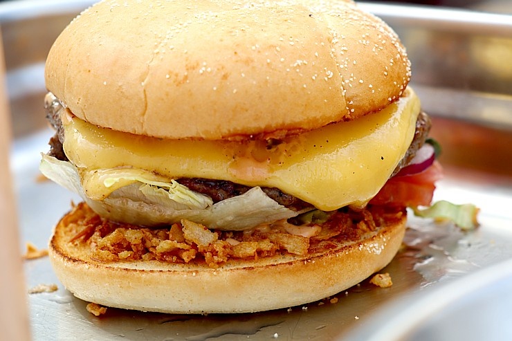 «Burger Battle» pirmo reizi Latvijā, «Via Jurmala Outlet Village», nosaka uzvarētāju - Viktors Ravdive (Resto-Rātors) «Burger Battle» pirmo reizi Latvijā, «Via Jurmala Outlet Village», nosaka uzvarētāju - Viktors Ravdive (Resto-Rātors) 289139