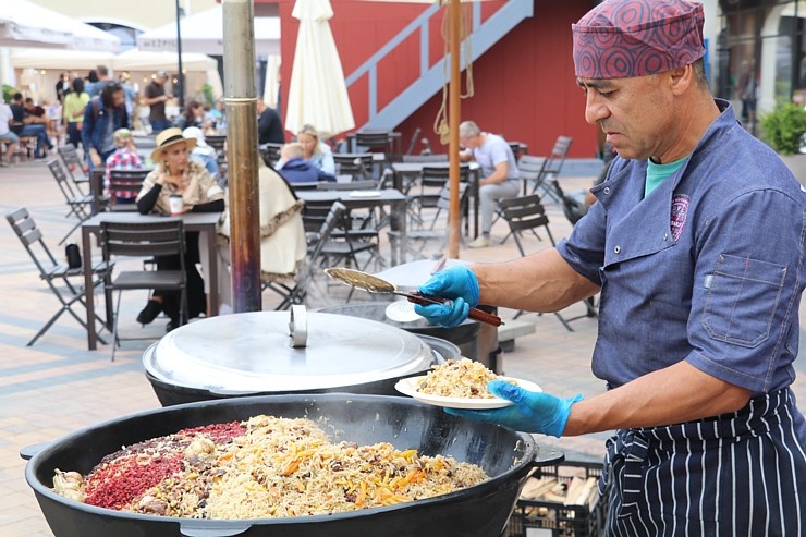 «Burger Battle» pirmo reizi Latvijā, «Via Jurmala Outlet Village», nosaka uzvarētāju - Viktors Ravdive (Resto-Rātors) «Burger Battle» pirmo reizi Latvijā, «Via Jurmala Outlet Village», nosaka uzvarētāju - Viktors Ravdive (Resto-Rātors) 289147