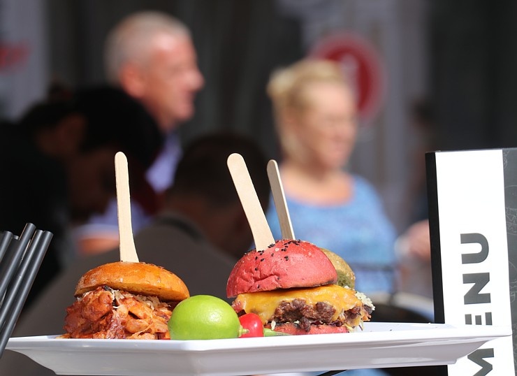 «Burger Battle» pirmo reizi Latvijā, «Via Jurmala Outlet Village», nosaka uzvarētāju - Viktors Ravdive (Resto-Rātors) «Burger Battle» pirmo reizi Latvijā, «Via Jurmala Outlet Village», nosaka uzvarētāju - Viktors Ravdive (Resto-Rātors) 289152