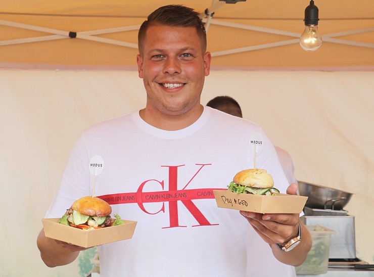 «Burger Battle» pirmo reizi Latvijā, «Via Jurmala Outlet Village», nosaka uzvarētāju - Viktors Ravdive (Resto-Rātors) «Burger Battle» pirmo reizi Latvijā, «Via Jurmala Outlet Village», nosaka uzvarētāju - Viktors Ravdive (Resto-Rātors) 289154