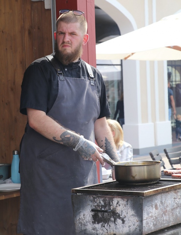 «Burger Battle» pirmo reizi Latvijā, «Via Jurmala Outlet Village», nosaka uzvarētāju - Viktors Ravdive (Resto-Rātors) «Burger Battle» pirmo reizi Latvijā, «Via Jurmala Outlet Village», nosaka uzvarētāju - Viktors Ravdive (Resto-Rātors) 289155