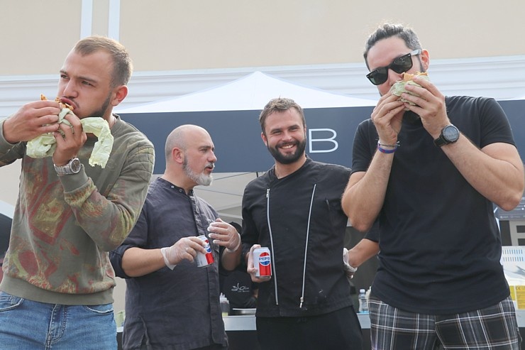 «Burger Battle» pirmo reizi Latvijā, «Via Jurmala Outlet Village», nosaka uzvarētāju - Viktors Ravdive (Resto-Rātors) «Burger Battle» pirmo reizi Latvijā, «Via Jurmala Outlet Village», nosaka uzvarētāju - Viktors Ravdive (Resto-Rātors) 289168