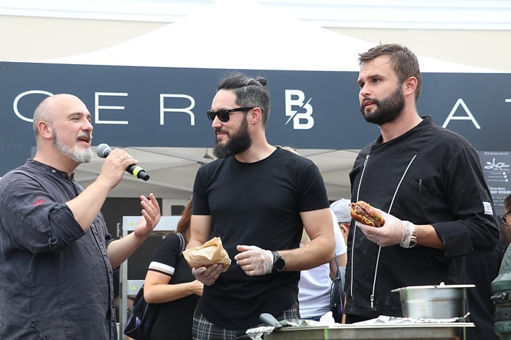 «Burger Battle» pirmo reizi Latvijā, «Via Jurmala Outlet Village», nosaka uzvarētāju - Viktors Ravdive (Resto-Rātors) «Burger Battle» pirmo reizi Latvijā, «Via Jurmala Outlet Village», nosaka uzvarētāju - Viktors Ravdive (Resto-Rātors) 289171
