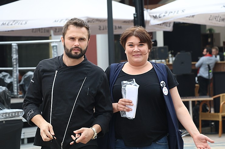 «Burger Battle» pirmo reizi Latvijā, «Via Jurmala Outlet Village», nosaka uzvarētāju - Viktors Ravdive (Resto-Rātors) «Burger Battle» pirmo reizi Latvijā, «Via Jurmala Outlet Village», nosaka uzvarētāju - Viktors Ravdive (Resto-Rātors) 289175