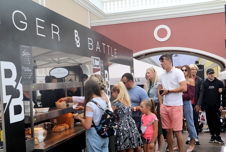 «Burger Battle» pirmo reizi Latvijā, «Via Jurmala Outlet Village», nosaka uzvarētāju - Viktors Ravdive (Resto-Rātors) «Burger Battle» pirmo reizi Latvijā, «Via Jurmala Outlet Village», nosaka uzvarētāju - Viktors Ravdive (Resto-Rātors) 289179