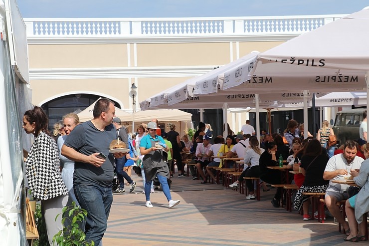 «Burger Battle» pirmo reizi Latvijā, «Via Jurmala Outlet Village», nosaka uzvarētāju - Viktors Ravdive (Resto-Rātors) «Burger Battle» pirmo reizi Latvijā, «Via Jurmala Outlet Village», nosaka uzvarētāju - Viktors Ravdive (Resto-Rātors) 289180