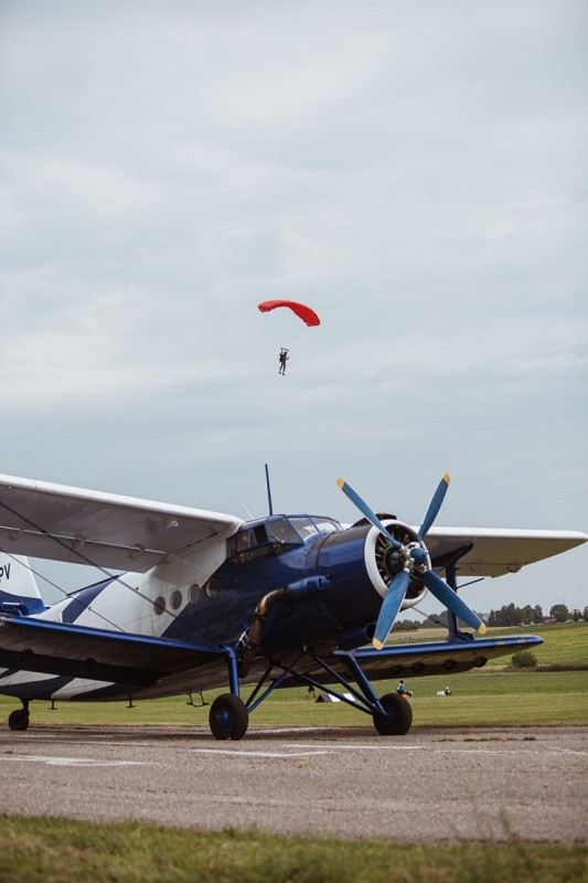 Limbažu Lidlaukā skatītājus priecē elpu aizraujošs avio šovs 289336