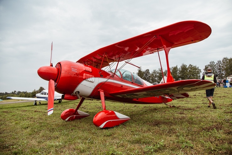 Limbažu Lidlaukā skatītājus priecē elpu aizraujošs avio šovs 289342