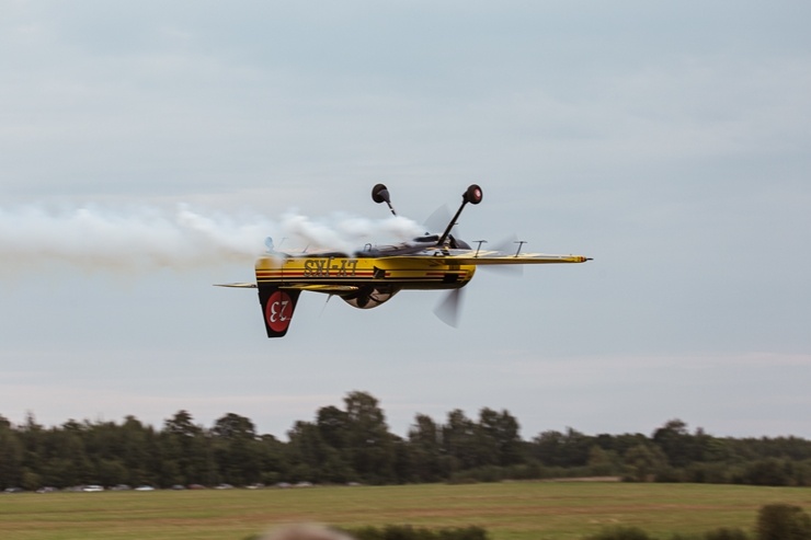 Limbažu Lidlaukā skatītājus priecē elpu aizraujošs avio šovs 289351