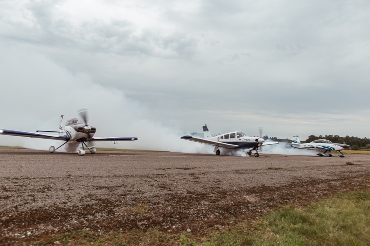 Limbažu Lidlaukā skatītājus priecē elpu aizraujošs avio šovs 289357