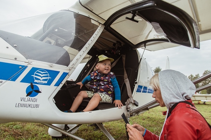 Limbažu Lidlaukā skatītājus priecē elpu aizraujošs avio šovs 289360