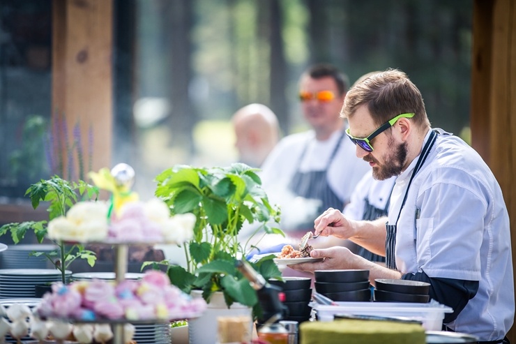 Nosvini jaunā mācību gada sākumu restorānā Baltvilla ar bagātīgu bufetes galdu un krāšņiem svētku desertiem visām gaumēm Nosvini jaunā mācību gada sākumu restorānā Baltvilla ar bagātīgu bufetes galdu un krāšņiem svētku desertiem visām gaumēm 289727