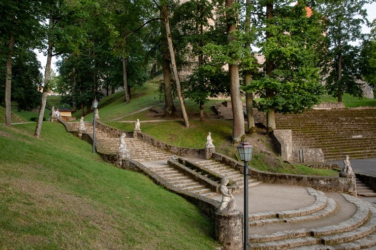 Cēsis ir ne tikai viena no senākajām, bet arī latviskākajām pilsētām. Krāšņām dabas ainavām un vēstures liecībām bagāta, tā iemieso senatnes garu un m 290005