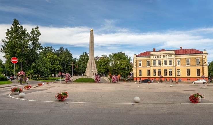 Cēsis ir ne tikai viena no senākajām, bet arī latviskākajām pilsētām. Krāšņām dabas ainavām un vēstures liecībām bagāta, tā iemieso senatnes garu un m 290008