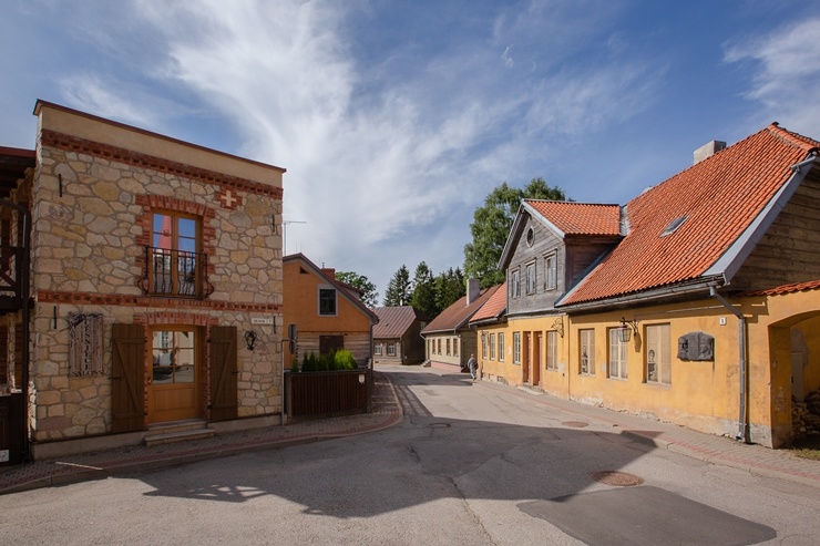 Cēsis ir ne tikai viena no senākajām, bet arī latviskākajām pilsētām. Krāšņām dabas ainavām un vēstures liecībām bagāta, tā iemieso senatnes garu un m 290012