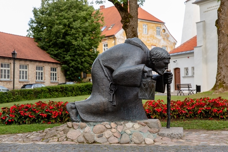 Cēsis ir ne tikai viena no senākajām, bet arī latviskākajām pilsētām. Krāšņām dabas ainavām un vēstures liecībām bagāta, tā iemieso senatnes garu un m 290015