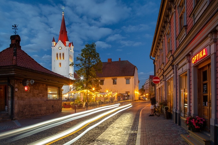 Cēsis ir ne tikai viena no senākajām, bet arī latviskākajām pilsētām. Krāšņām dabas ainavām un vēstures liecībām bagāta, tā iemieso senatnes garu un m 290017