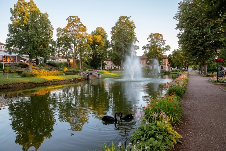 Cēsis ir ne tikai viena no senākajām, bet arī latviskākajām pilsētām. Krāšņām dabas ainavām un vēstures liecībām bagāta, tā iemieso senatnes garu un m 290019