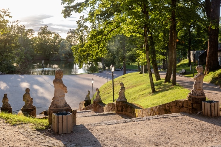 Cēsis ir ne tikai viena no senākajām, bet arī latviskākajām pilsētām. Krāšņām dabas ainavām un vēstures liecībām bagāta, tā iemieso senatnes garu un m 290020