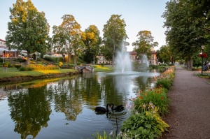 Cēsis ir ne tikai viena no senākajām, bet arī latviskākajām pilsētām. Krāšņām dabas ainavām un vēstures liecībām bagāta, tā iemieso senatnes garu un m 18