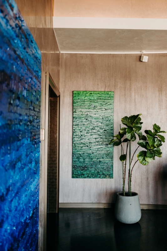 Viesnīcas Grand Hotel Kempinski Riga restorānu «Stage 22» paspilgtina Ievas Bondares mākslas darbi Viesnīcas Grand Hotel Kempinski Riga restorānu «Stage 22» paspilgtina Ievas Bondares mākslas darbi 290123