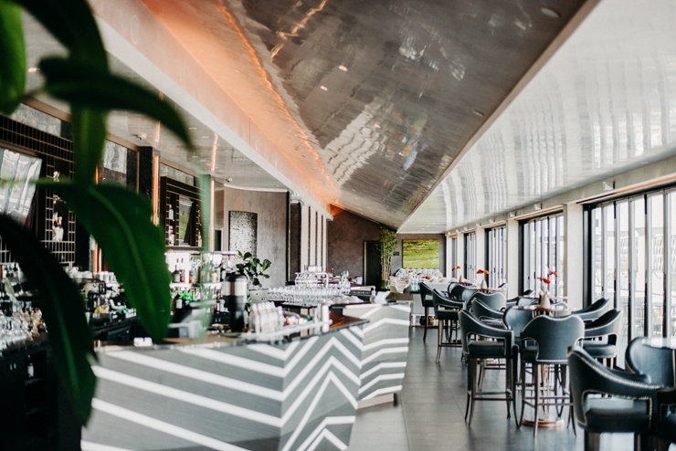Viesnīcas Grand Hotel Kempinski Riga restorānu «Stage 22» paspilgtina Ievas Bondares mākslas darbi Viesnīcas Grand Hotel Kempinski Riga restorānu «Stage 22» paspilgtina Ievas Bondares mākslas darbi 290124