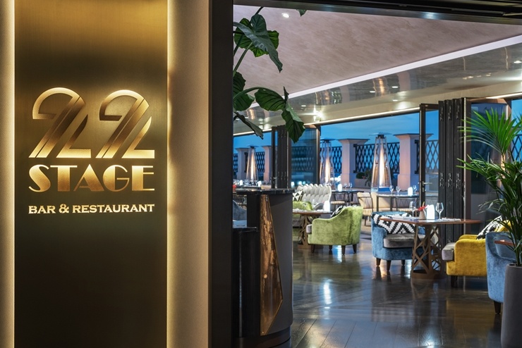 Viesnīcas Grand Hotel Kempinski Riga restorānu «Stage 22» paspilgtina Ievas Bondares mākslas darbi Viesnīcas Grand Hotel Kempinski Riga restorānu «Stage 22» paspilgtina Ievas Bondares mākslas darbi 290126