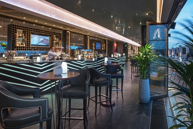 Viesnīcas Grand Hotel Kempinski Riga restorānu «Stage 22» paspilgtina Ievas Bondares mākslas darbi Viesnīcas Grand Hotel Kempinski Riga restorānu «Stage 22» paspilgtina Ievas Bondares mākslas darbi 290127