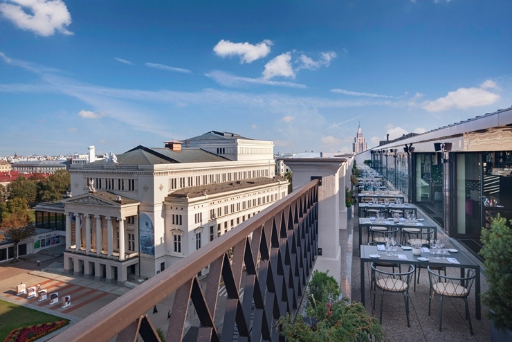 Viesnīcas Grand Hotel Kempinski Riga restorānu «Stage 22» paspilgtina Ievas Bondares mākslas darbi Viesnīcas Grand Hotel Kempinski Riga restorānu «Stage 22» paspilgtina Ievas Bondares mākslas darbi 290128