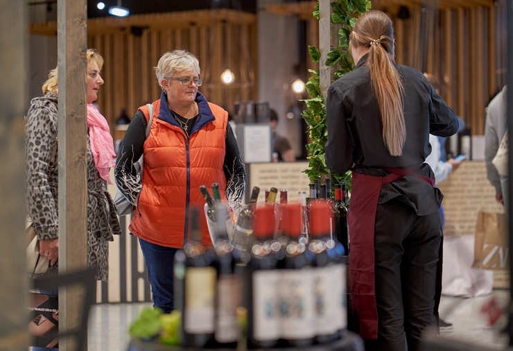 Valstu sadarbības ietvaros piedāvā Gruzijas vīnus, kas radīti pēc senām un izkoptām tradīcijām. Foto: Oskars Ludvigs 291169