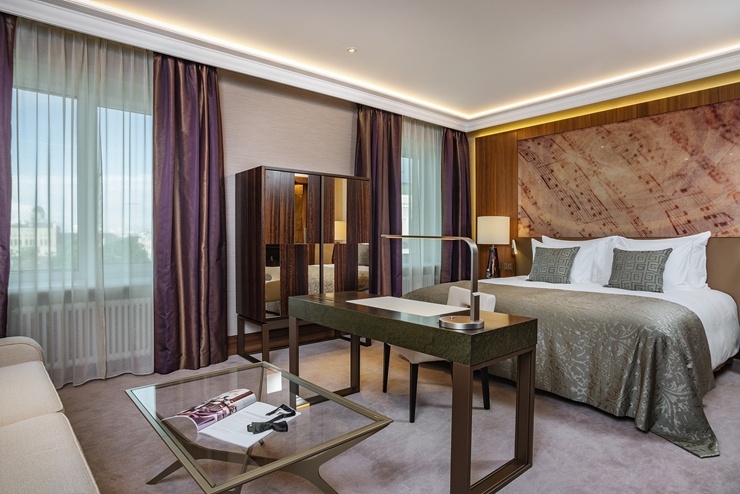 Rīgā Francijas prezidents Emanuels Makrons ar kundzi Brižitu Makronu izvēlas «Grand Hotel Kempinski Riga» Foto: Aksels Zirnis 291803