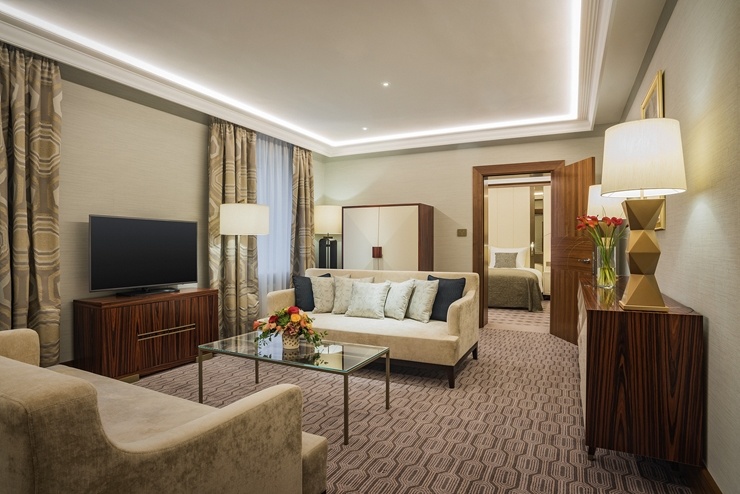 Rīgā Francijas prezidents Emanuels Makrons ar kundzi Brižitu Makronu izvēlas «Grand Hotel Kempinski Riga» Foto: Aksels Zirnis 291806