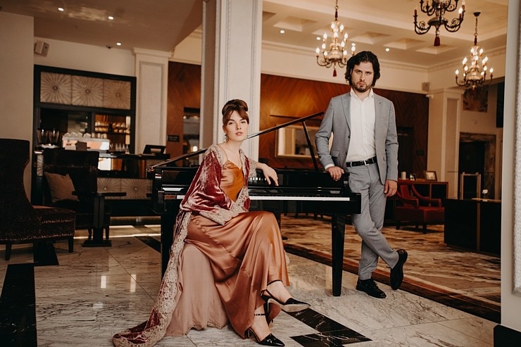 Katrīna Gupalo un Andrejs Osokins viesnīcā «Grand Hotel Kempinski Riga» izveidojuši jaunu koncertstāstu ciklu «Ceļojums». Foto: Aksels Zirnis Katrīna Gupalo un Andrejs Osokins viesnīcā «Grand Hotel Kempinski Riga» izveidojuši jaunu koncertstāstu ciklu «Ceļojums». Foto: Aksels Zirnis 292220