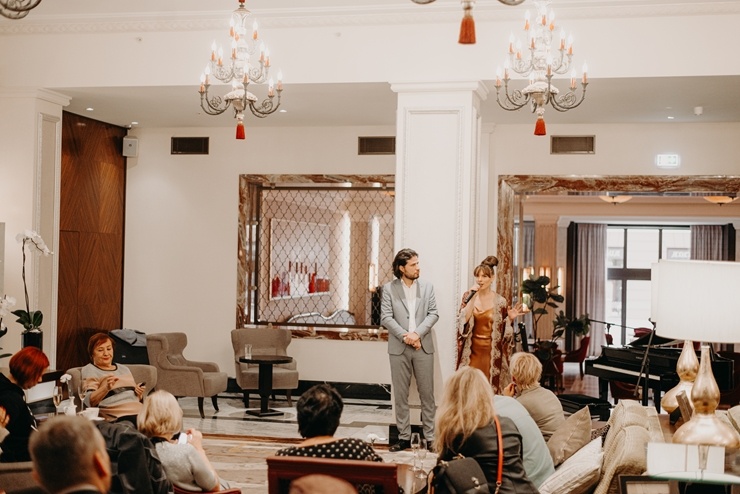 Katrīna Gupalo un Andrejs Osokins viesnīcā «Grand Hotel Kempinski Riga» izveidojuši jaunu koncertstāstu ciklu «Ceļojums». Foto: Aksels Zirnis Katrīna Gupalo un Andrejs Osokins viesnīcā «Grand Hotel Kempinski Riga» izveidojuši jaunu koncertstāstu ciklu «Ceļojums». Foto: Aksels Zirnis 292222