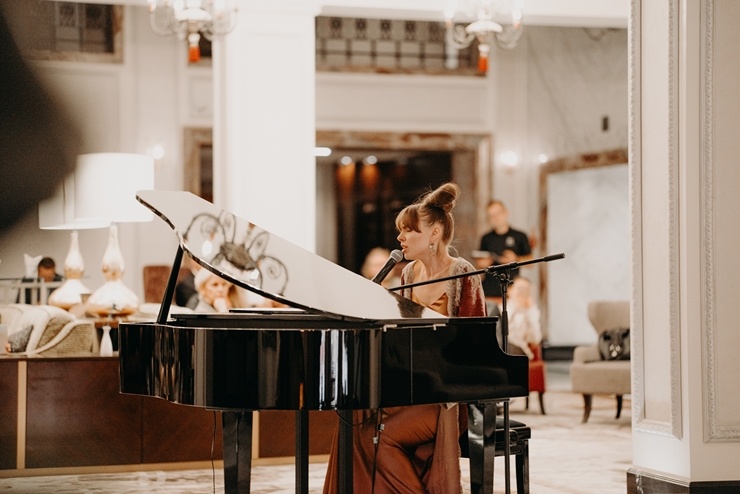 Katrīna Gupalo un Andrejs Osokins viesnīcā «Grand Hotel Kempinski Riga» izveidojuši jaunu koncertstāstu ciklu «Ceļojums». Foto: Aksels Zirnis Katrīna Gupalo un Andrejs Osokins viesnīcā «Grand Hotel Kempinski Riga» izveidojuši jaunu koncertstāstu ciklu «Ceļojums». Foto: Aksels Zirnis 292226