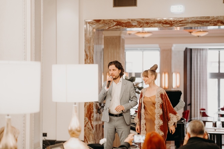 Katrīna Gupalo un Andrejs Osokins viesnīcā «Grand Hotel Kempinski Riga» izveidojuši jaunu koncertstāstu ciklu «Ceļojums». Foto: Aksels Zirnis Katrīna Gupalo un Andrejs Osokins viesnīcā «Grand Hotel Kempinski Riga» izveidojuši jaunu koncertstāstu ciklu «Ceļojums». Foto: Aksels Zirnis 292234