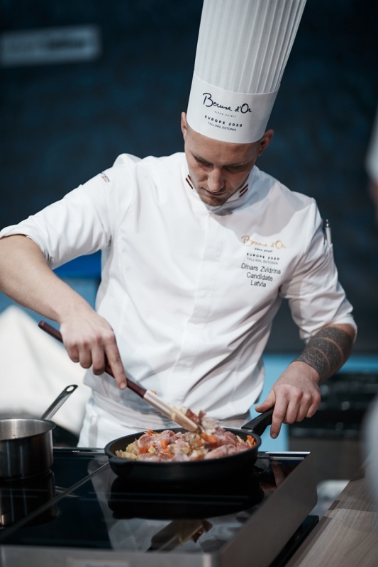 Latvijas pavāra Dināra Zvidriņa dalība Tallinas pavāru konkursā «Bocuse dor Europe 2020». Foto: bocusedor.com Latvijas pavāra Dināra Zvidriņa dalība Tallinas pavāru konkursā «Bocuse dor Europe 2020». Foto: bocusedor.com 292879
