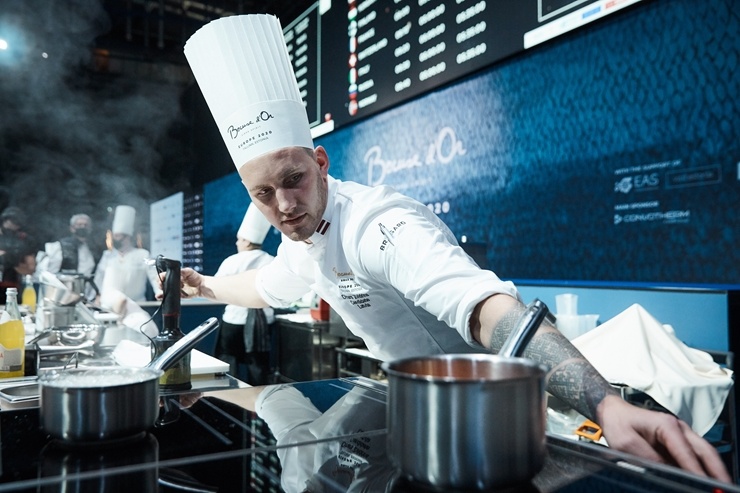 Latvijas pavāra Dināra Zvidriņa dalība Tallinas pavāru konkursā «Bocuse dor Europe 2020». Foto: bocusedor.com Latvijas pavāra Dināra Zvidriņa dalība Tallinas pavāru konkursā «Bocuse dor Europe 2020». Foto: bocusedor.com 292884