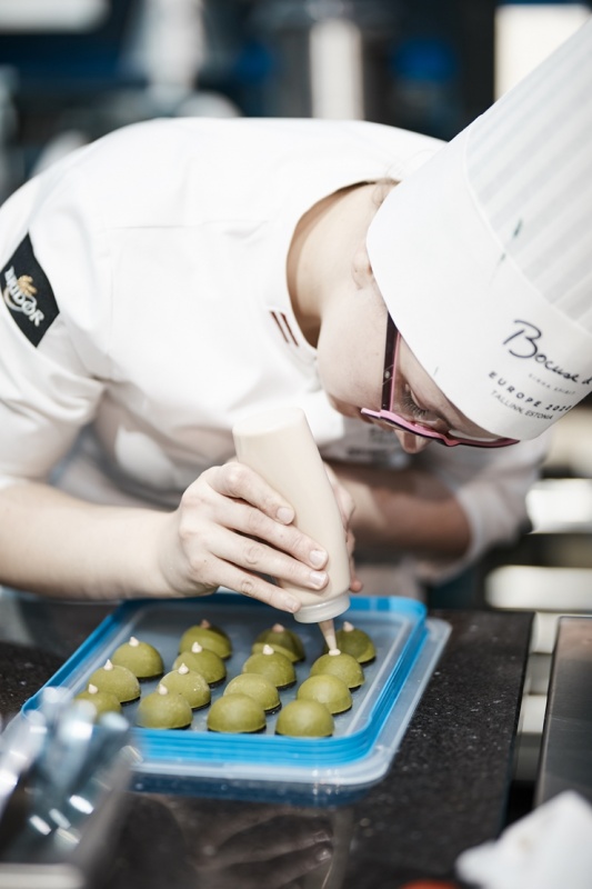 Latvijas pavāra Dināra Zvidriņa dalība Tallinas pavāru konkursā «Bocuse dor Europe 2020». Foto: bocusedor.com Latvijas pavāra Dināra Zvidriņa dalība Tallinas pavāru konkursā «Bocuse dor Europe 2020». Foto: bocusedor.com 292889