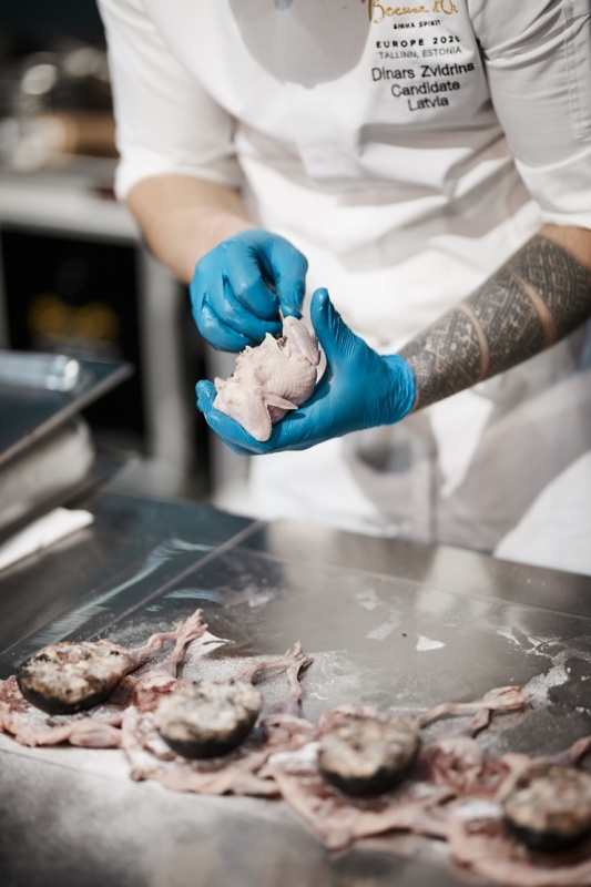 Latvijas pavāra Dināra Zvidriņa dalība Tallinas pavāru konkursā «Bocuse dor Europe 2020». Foto: bocusedor.com Latvijas pavāra Dināra Zvidriņa dalība Tallinas pavāru konkursā «Bocuse dor Europe 2020». Foto: bocusedor.com 292890